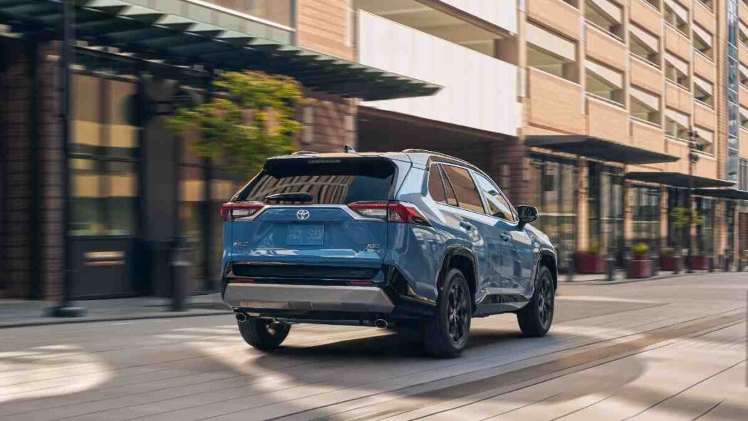 If you're looking for a premium SUV that fuel-efficient and budget-friendly you can get one for ₹30-35 lakh, which is one of the best-selling compact SUVs globally Its entry into India has been awaited for a long time Originally expected to launch in 2025, the latest industry reports and Toyota India reports suggest the official unveiling of the RAV4 will now take place at Auto Expo 2026 (January).